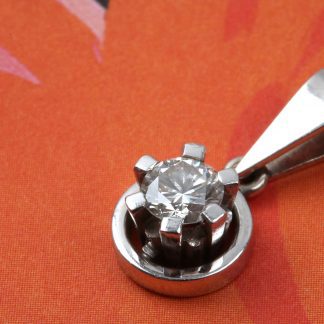 HÄNGE VITGULD M BRILJANT-SLIPAD DIAM CA 0,25CT, 1,6CM INKL ÖGLAN, TILLV. JUVELATELJÉN EVERT LINDBERG, GÖTEBORG