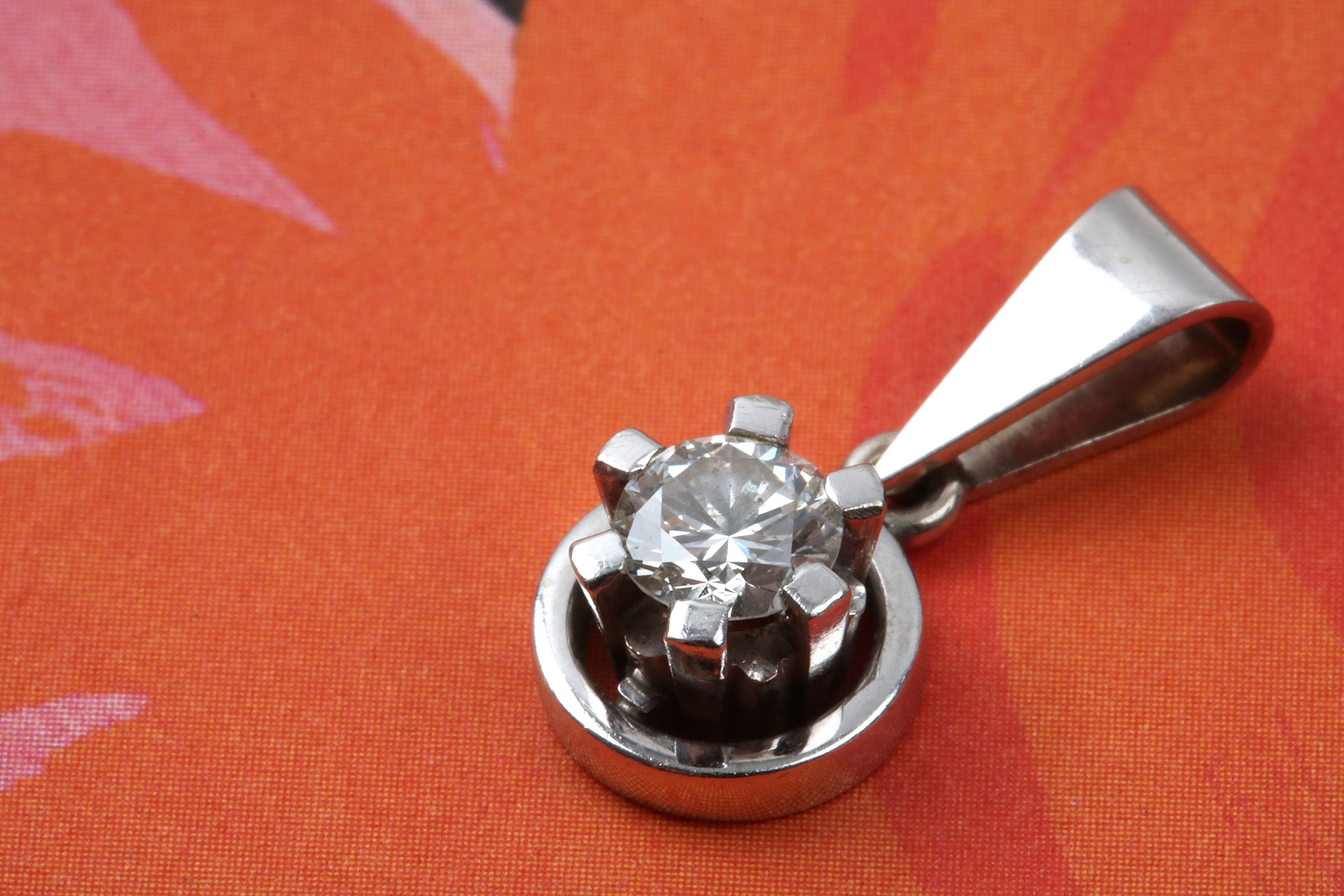 HÄNGE VITGULD M BRILJANT-SLIPAD DIAM CA 0,25CT, 1,6CM INKL ÖGLAN, TILLV. JUVELATELJÉN EVERT LINDBERG, GÖTEBORG