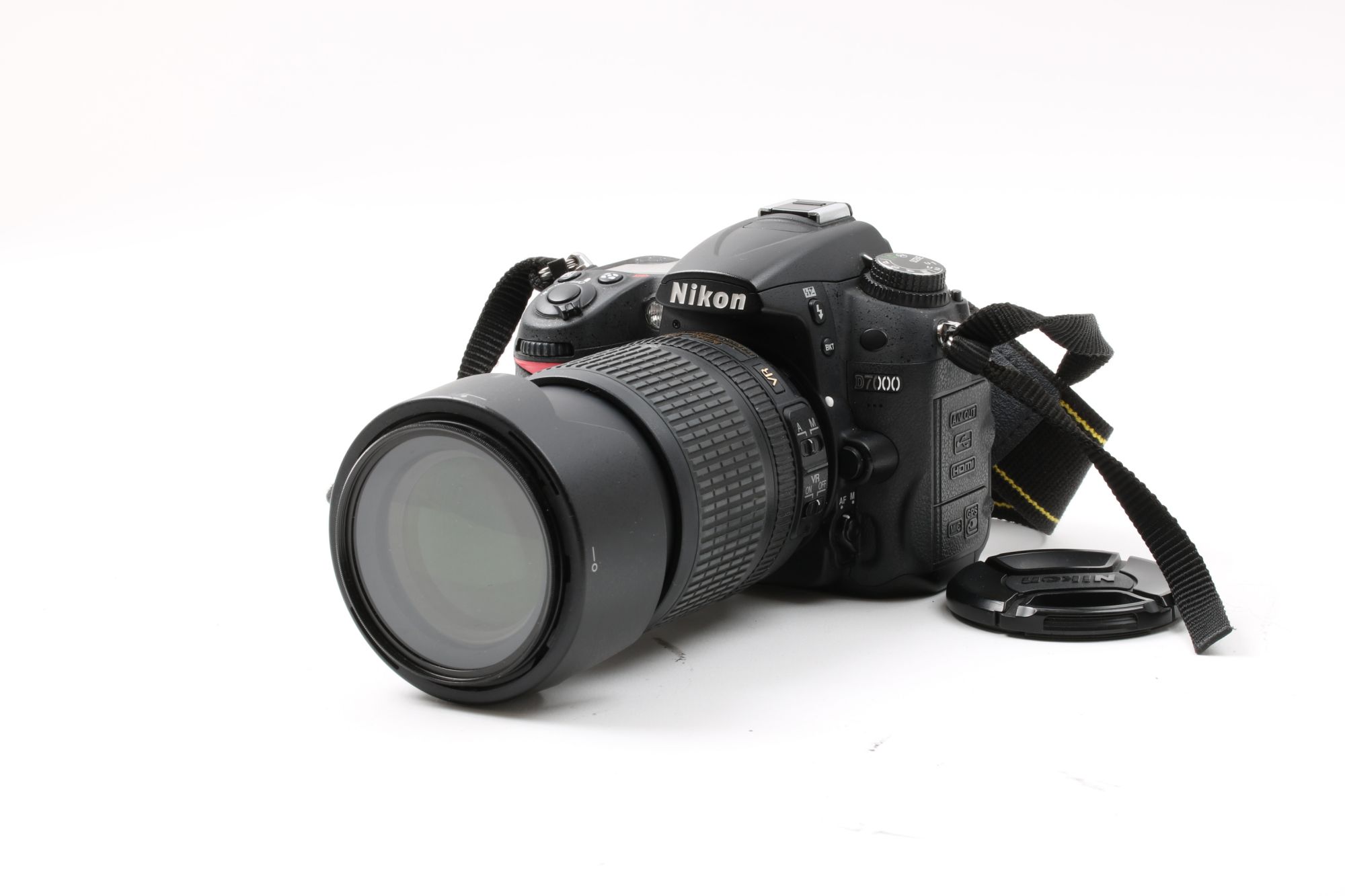 DIGITAL SYSTEMKAMERA NIKON D7000, OBJEKTIV NIKKOR 18-105MM 1:3.5-5.6G ED, LADDARE (USB-KABEL)