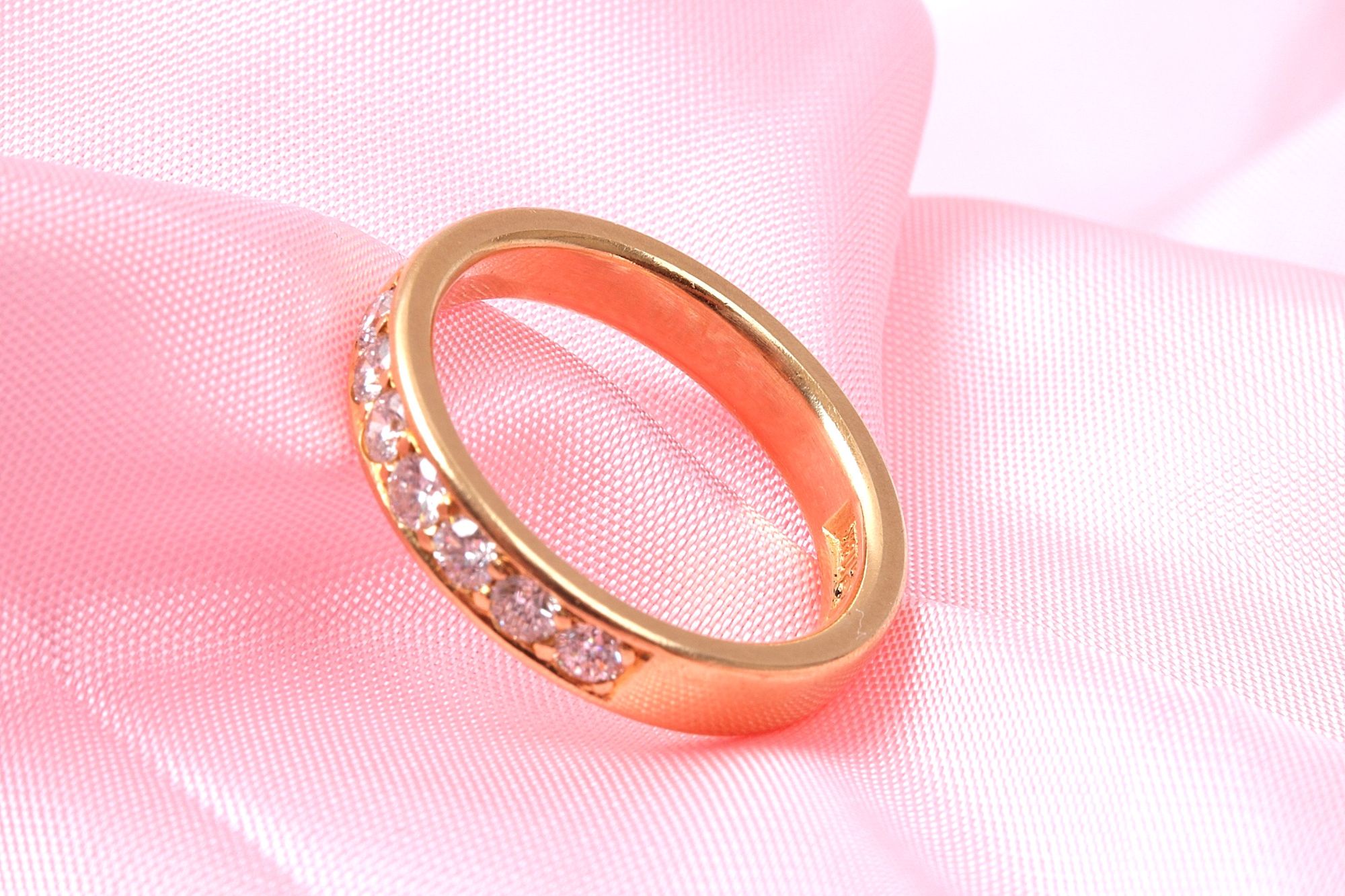 RING HALVALLIANS MED 7ST DIAMANTER TOT. 0,49CT ENLIGT INSKRIPTION, TILLV. SMYCKA AB CLASSIC, GRAVYR, 17,5MM