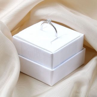 RING VITGULD DIAM 0,20CT WESSELTON Si, 15,25MM, TILLV. HALLBERGS GULD, REK. NYPRIS: 11998:-