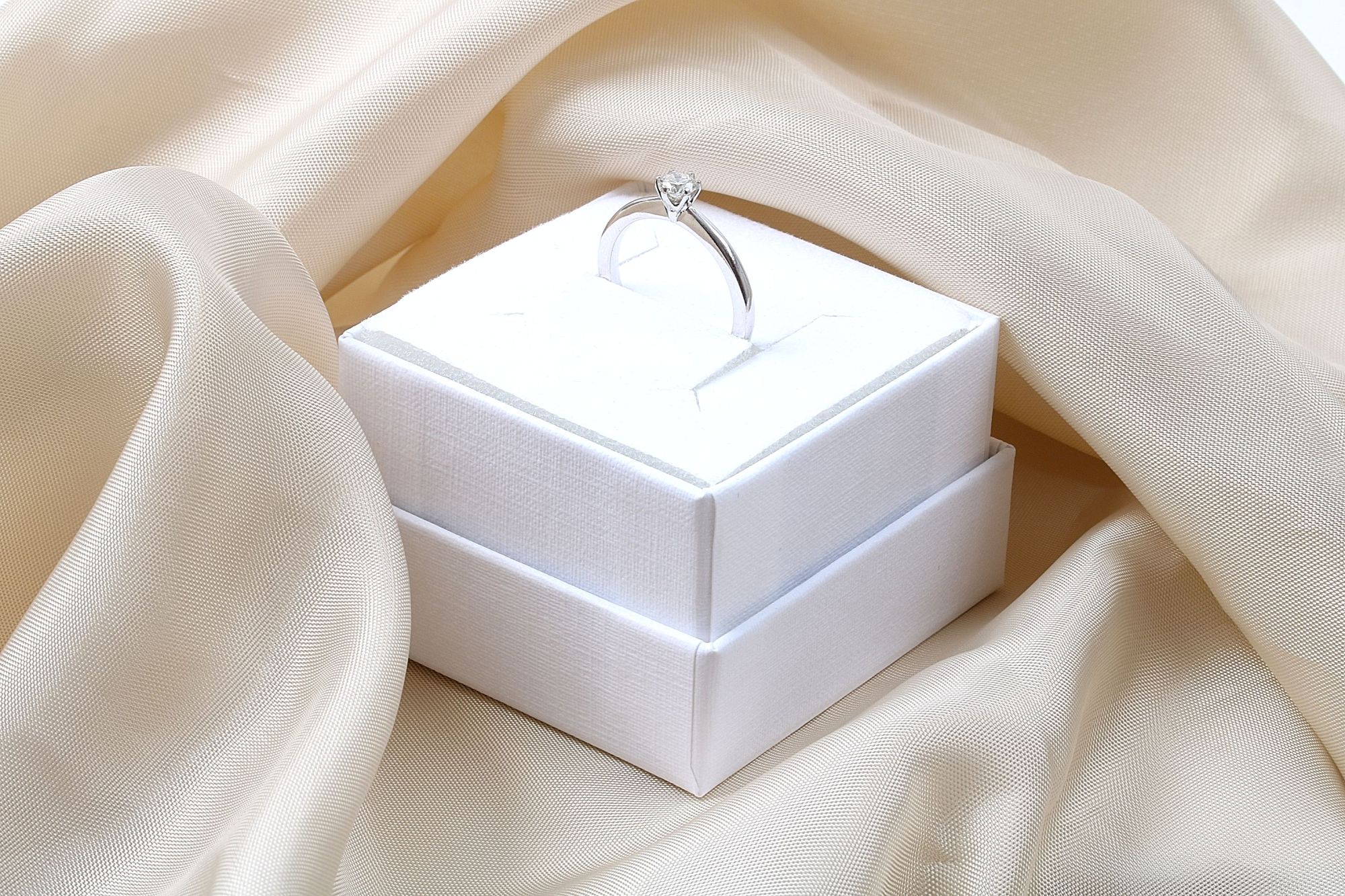 RING VITGULD DIAM 0,20CT WESSELTON Si, 15,25MM, TILLV. HALLBERGS GULD, REK. NYPRIS: 11998:-