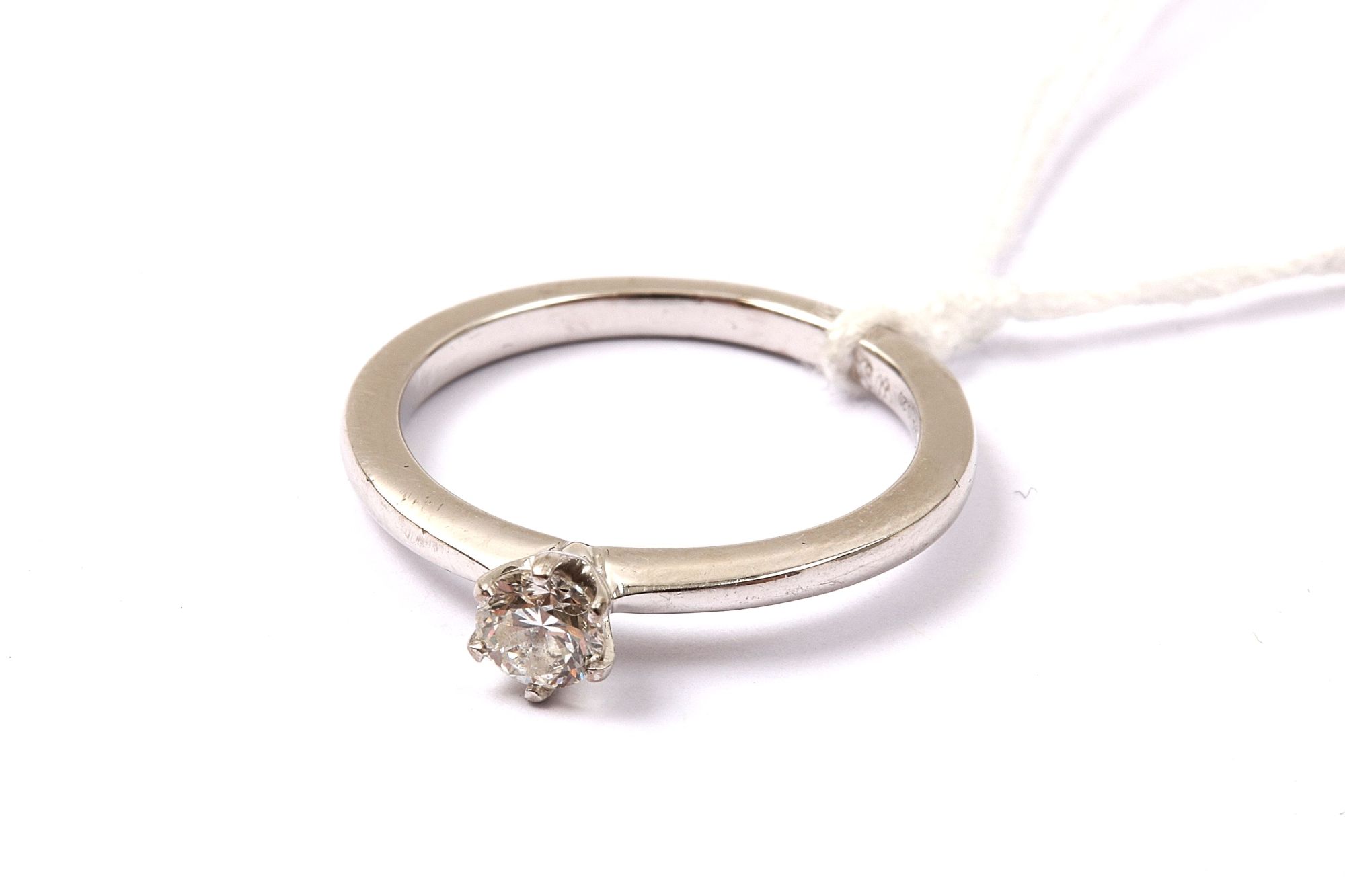RING VITGULD DIAM 0,20CT WESSELTON Si, 15,25MM, TILLV. HALLBERGS GULD, REK. NYPRIS: 11998:- - Image 2